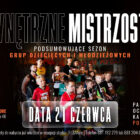 Plakat promujący Mistrzostwa Młodzieży w Fit&More, grupa dzieci i młodzieży z medalami; zawiera informacje o dacie i lokalizacji imprezy.